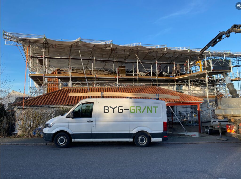 Firmabil foran byggeri